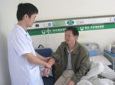 50岁腰椎滑脱患者，曾经一度卧床治疗半年之久，经儿子多方打听来到北京年轮中医骨科医院接受治疗，一周后康复出院，采取的是微创射频热凝靶点术治疗法
